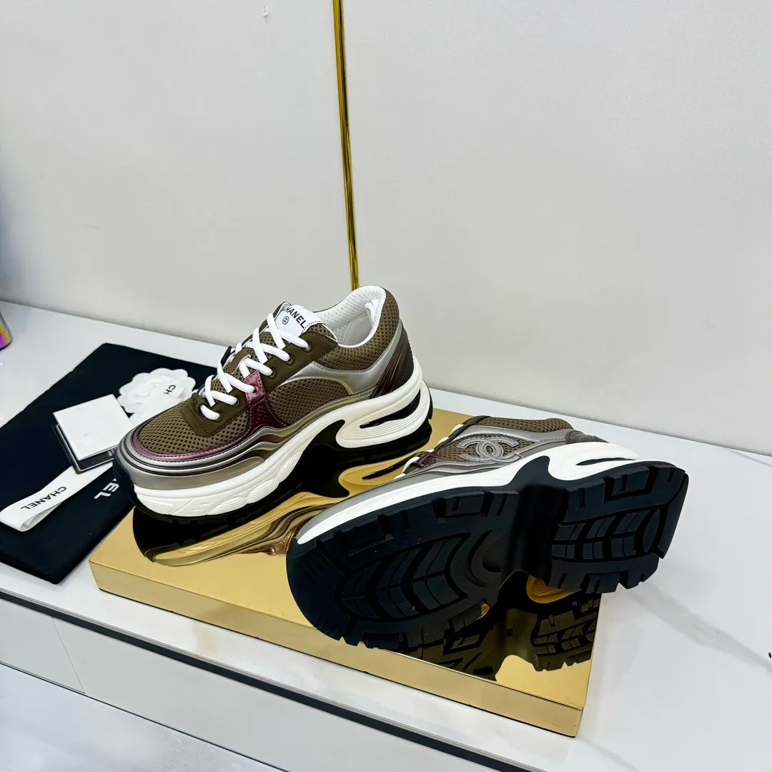 👟👟Ex-factory price 680👟👟 Upgraded version, upgraded version, upgraded version! No rebuttal accepted! ! ! ! Chanel Chanel panda shoes! 2025 counter's top casual sports shoes. This classic design; the upper is electro-embroidered with a variety of techniques; the outsole is fashionable and sporty; the unusual inclusion of a variety of color matching elements... The diversified mix and match is very good-looking and versatile, and can be used for leisure, fashion, sports, and outdoor... ꫛꫀꪝ Go➫ Materials: ❶Upper made of: original imported first-layer silk cowhide + original waterproof cloth + original first-layer cowhide ❷Inner lining: Original Yangli+Net ❸Outsole based on: Original TPU combination outsole Counter boutique packaging complete set for women 35–41 👉 👉 👉 👉